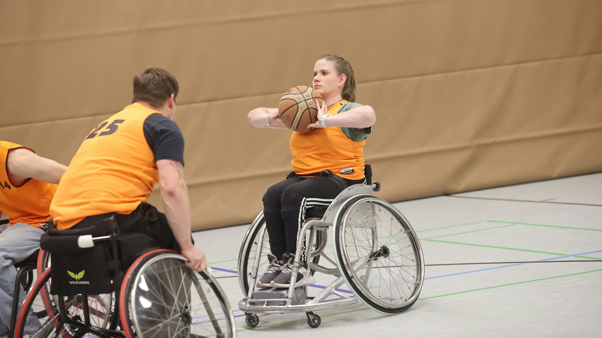 Eine Rollstuhlbasketballerin beim Training.