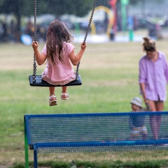 Spielende Kinder in einem Kölner Park