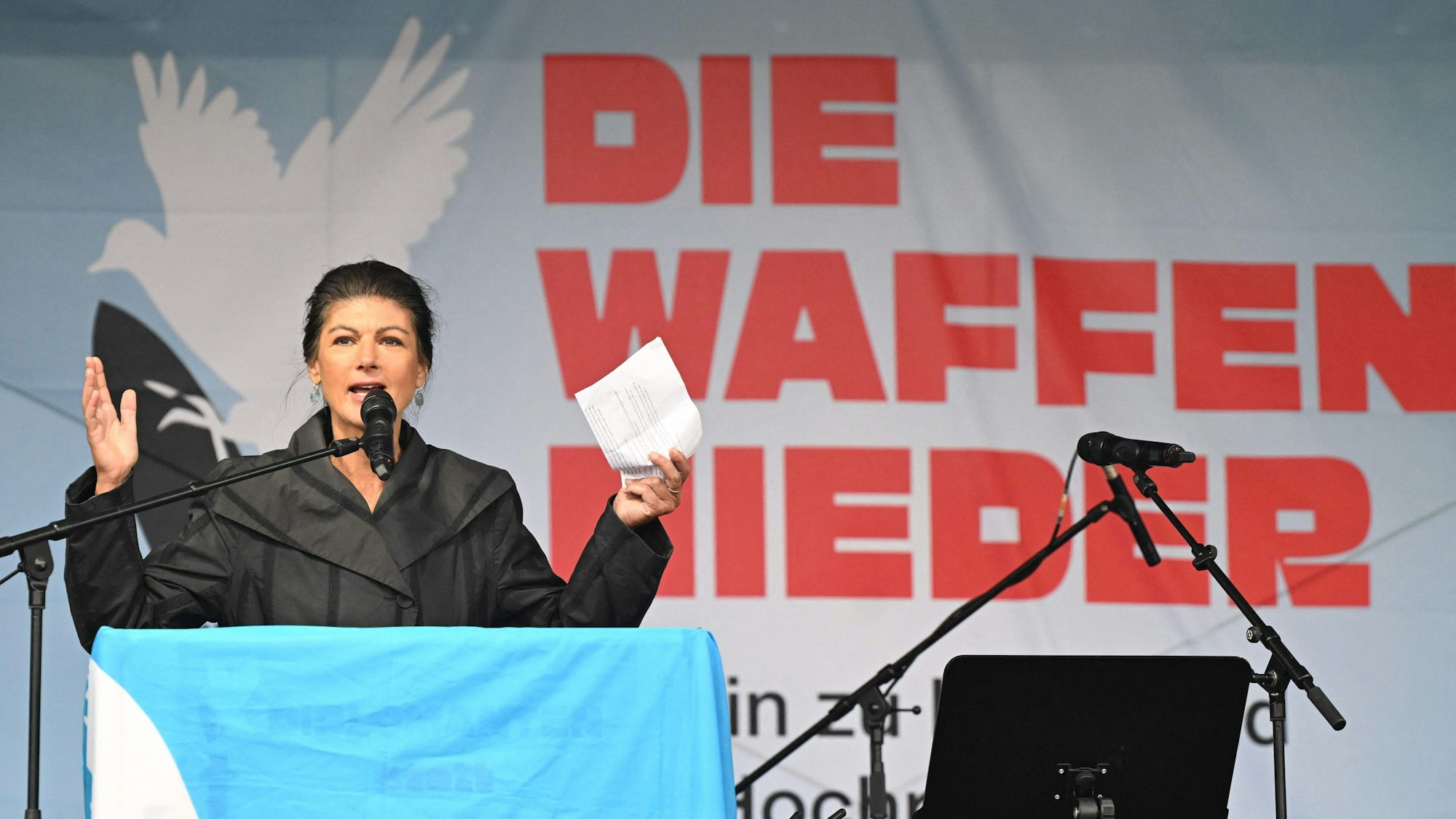 Sahra Wagenknecht bei ihrem Auftritt in Berlin. Die BSW-Chefin wünschte Kritiker an die Front und nannte Annalena Baerbock ein „Sicherheitsrisiko“.