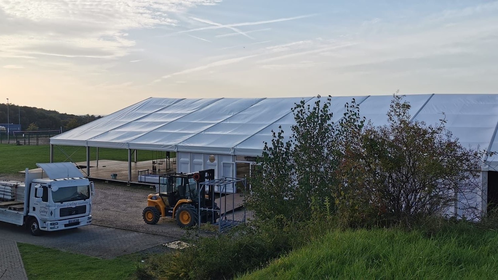 Das Festzelt des MGV Seelscheid im Aufbau.