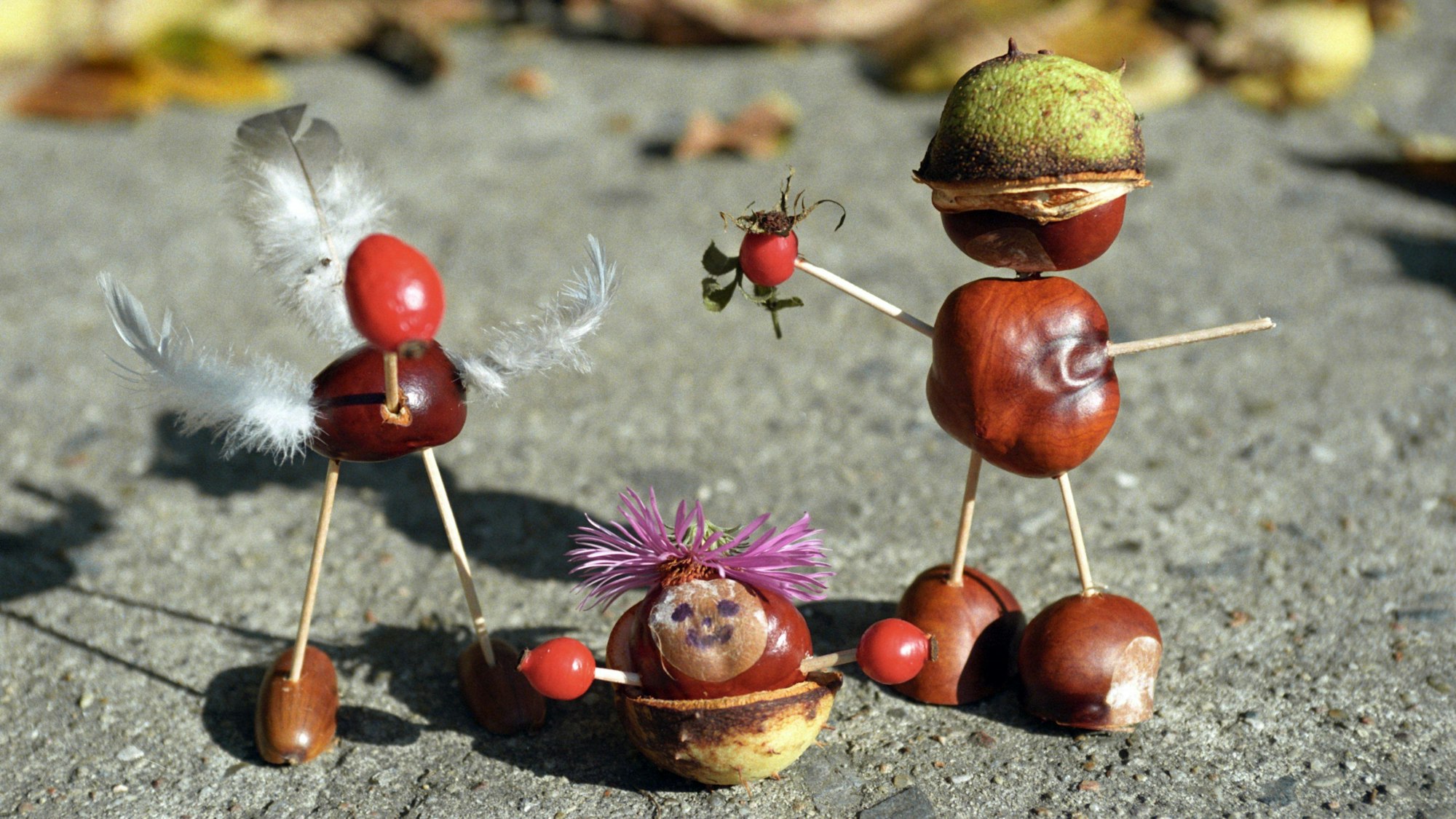 Bunte Kastanienmännchen.