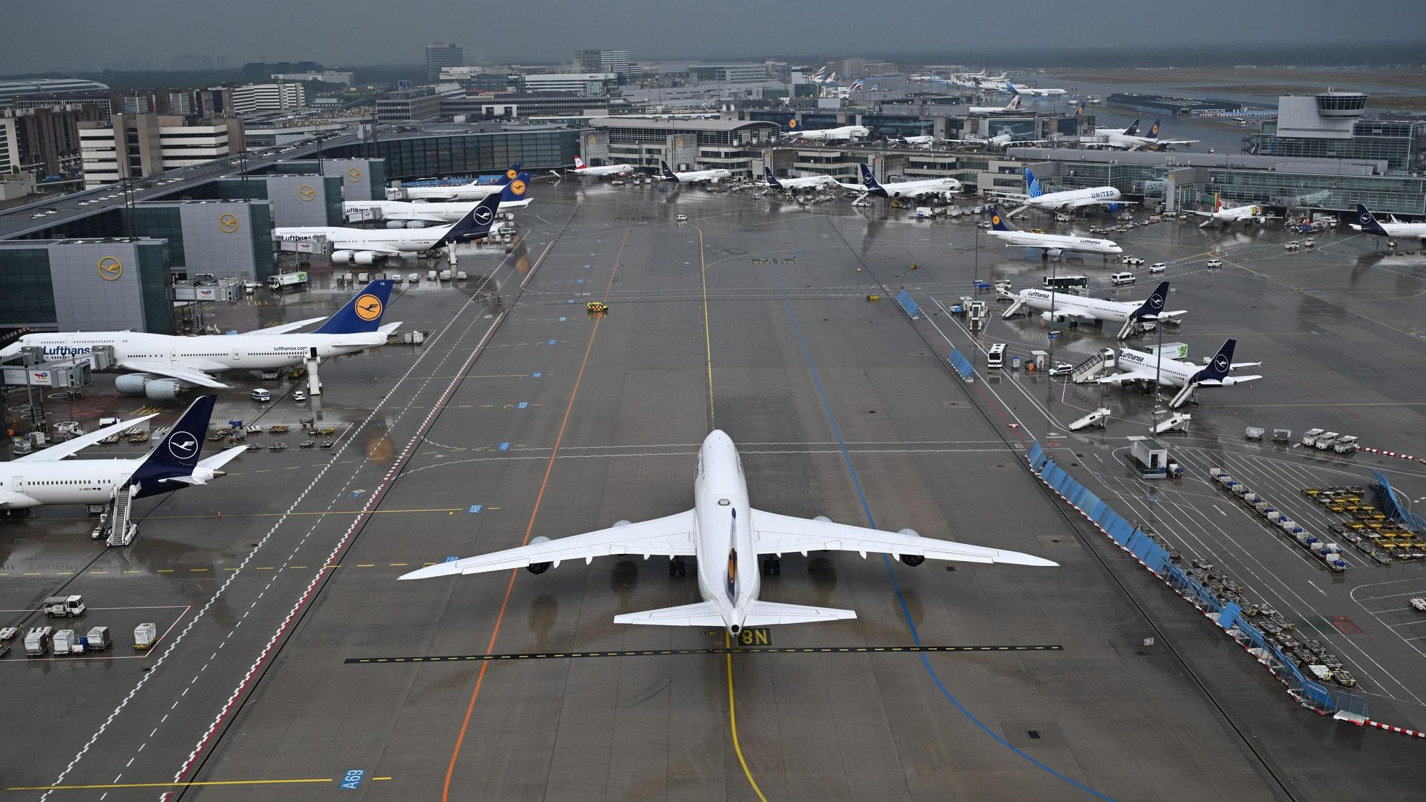 Eine Boeing 747 rollt nach der Landung am Frankfurter Flughafen am Terminal 1 auf den Flugsteig zu. (Symbolbild)