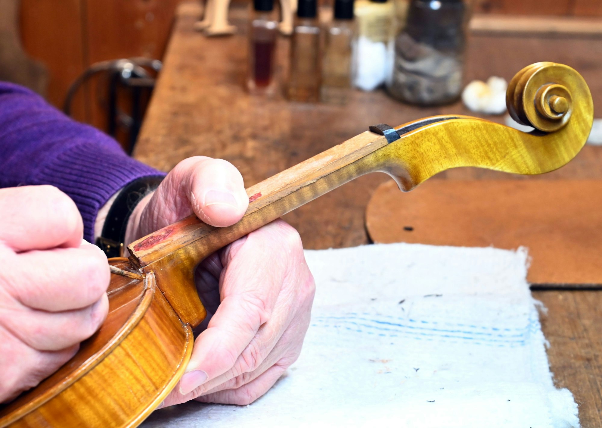 Feinarbeit bei der Reparatur