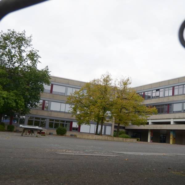 Blick auf Schulhof und Gebäude des Emil-Fischer-Gymnasiums in Euskirchen.