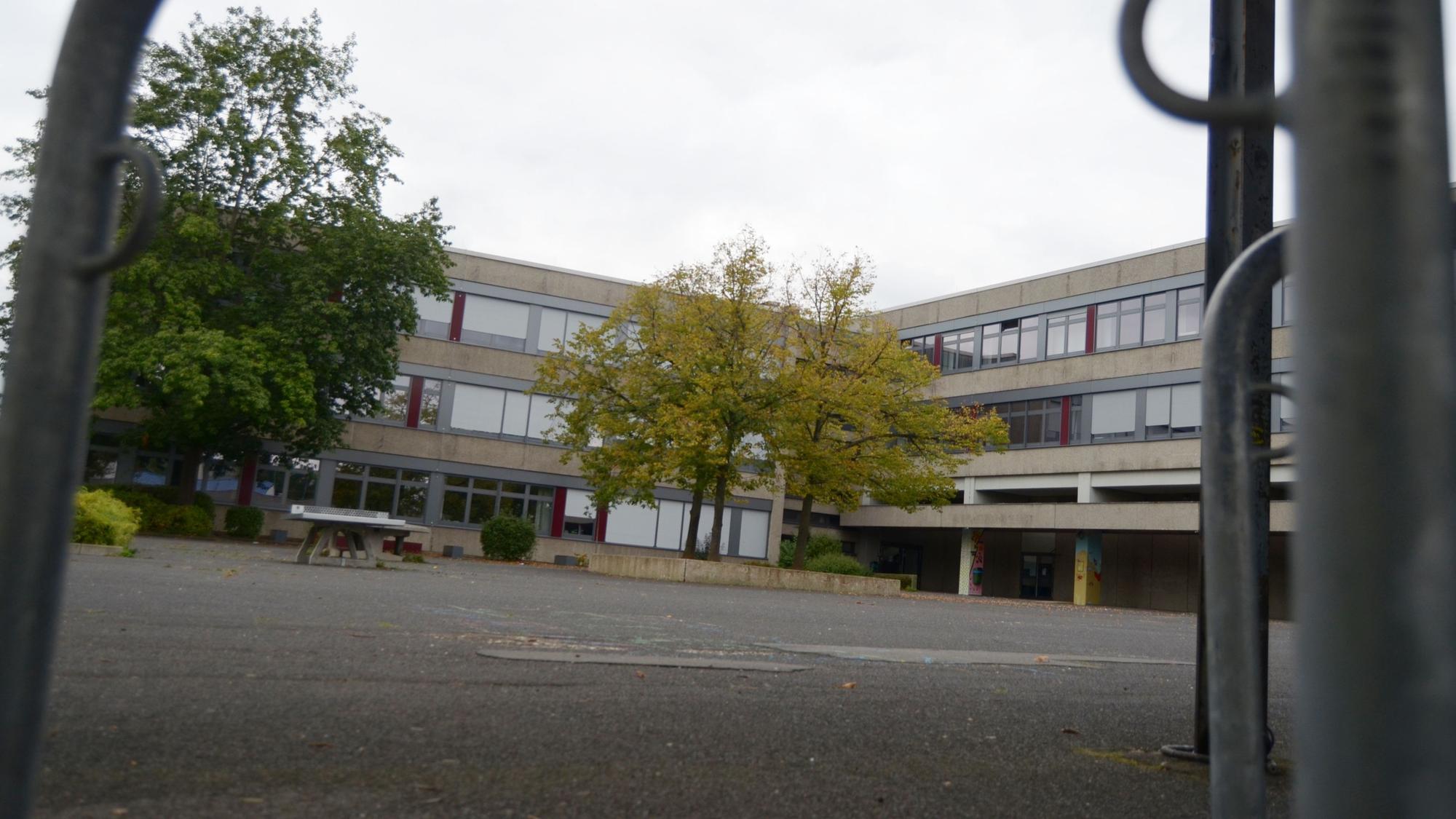 Blick auf Schulhof und Gebäude des Emil-Fischer-Gymnasiums in Euskirchen.