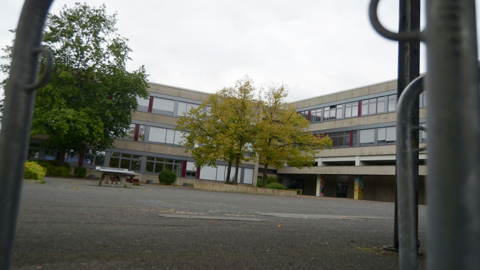 Blick auf Schulhof und Gebäude des Emil-Fischer-Gymnasiums in Euskirchen.