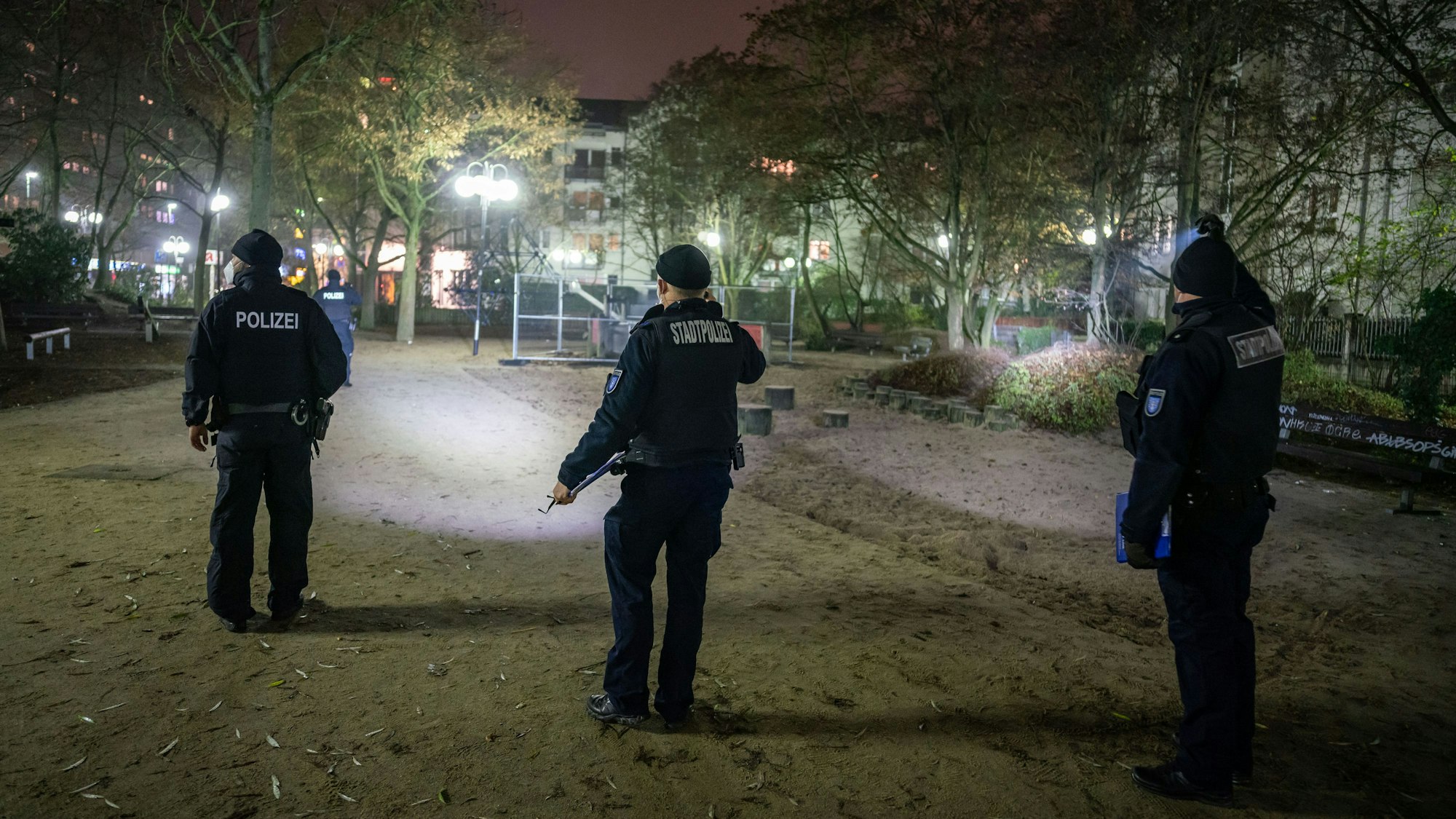 Einsatzkräfte der Polizei (hier ein Symbolfoto) griff schließlich ein und verwies die Jugendlichen des Spielplatzes.