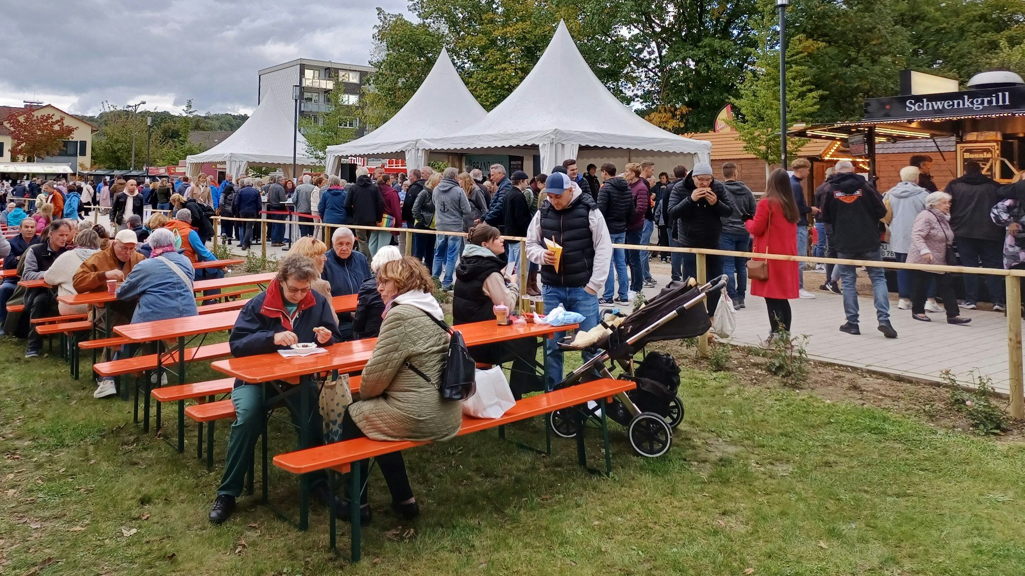 Publikum auf dem Leichlinger Obstmarkt