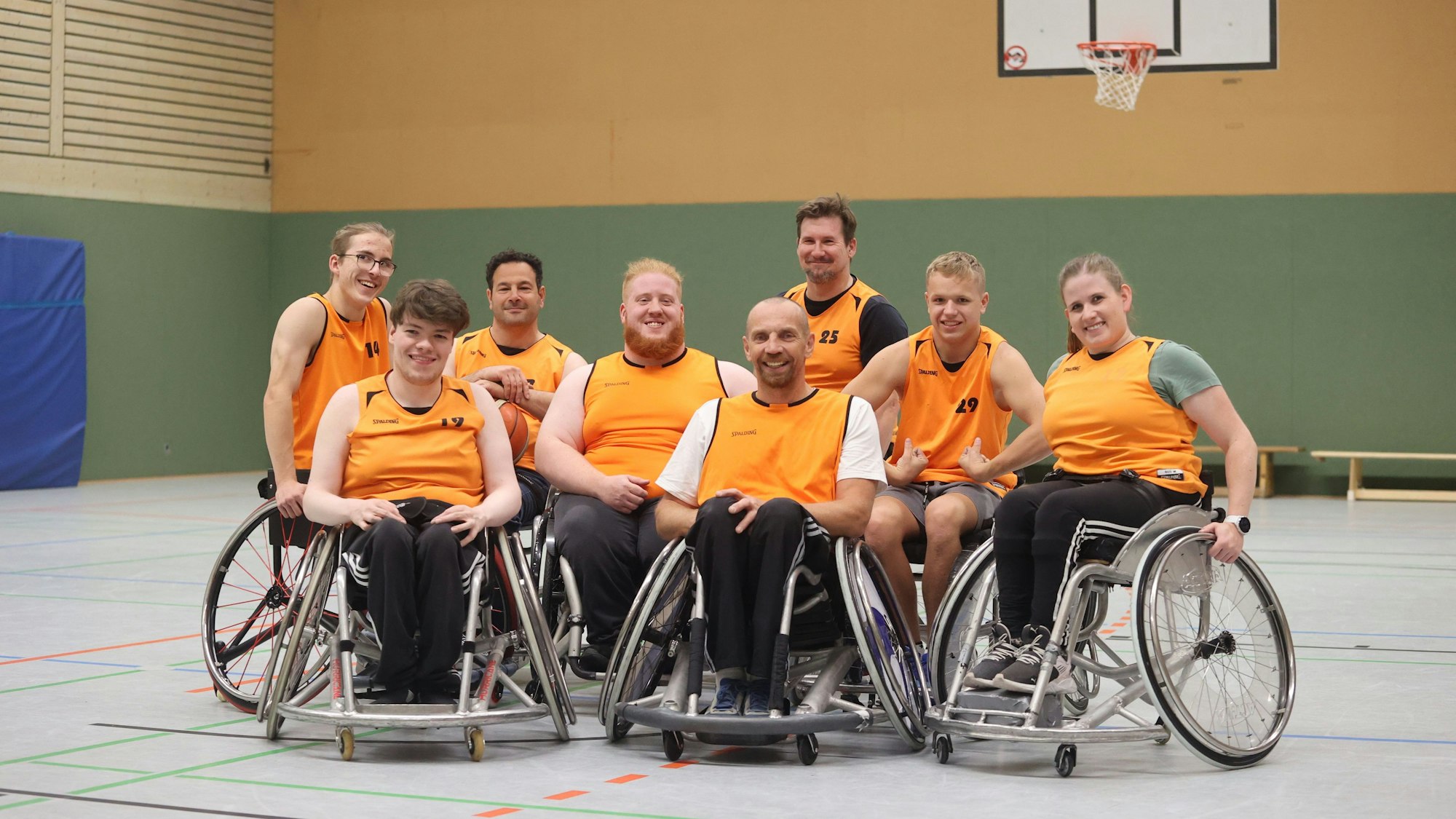 Eine Gruppe Rollstuhlbasketballer auf einem Gruppenfoto.
