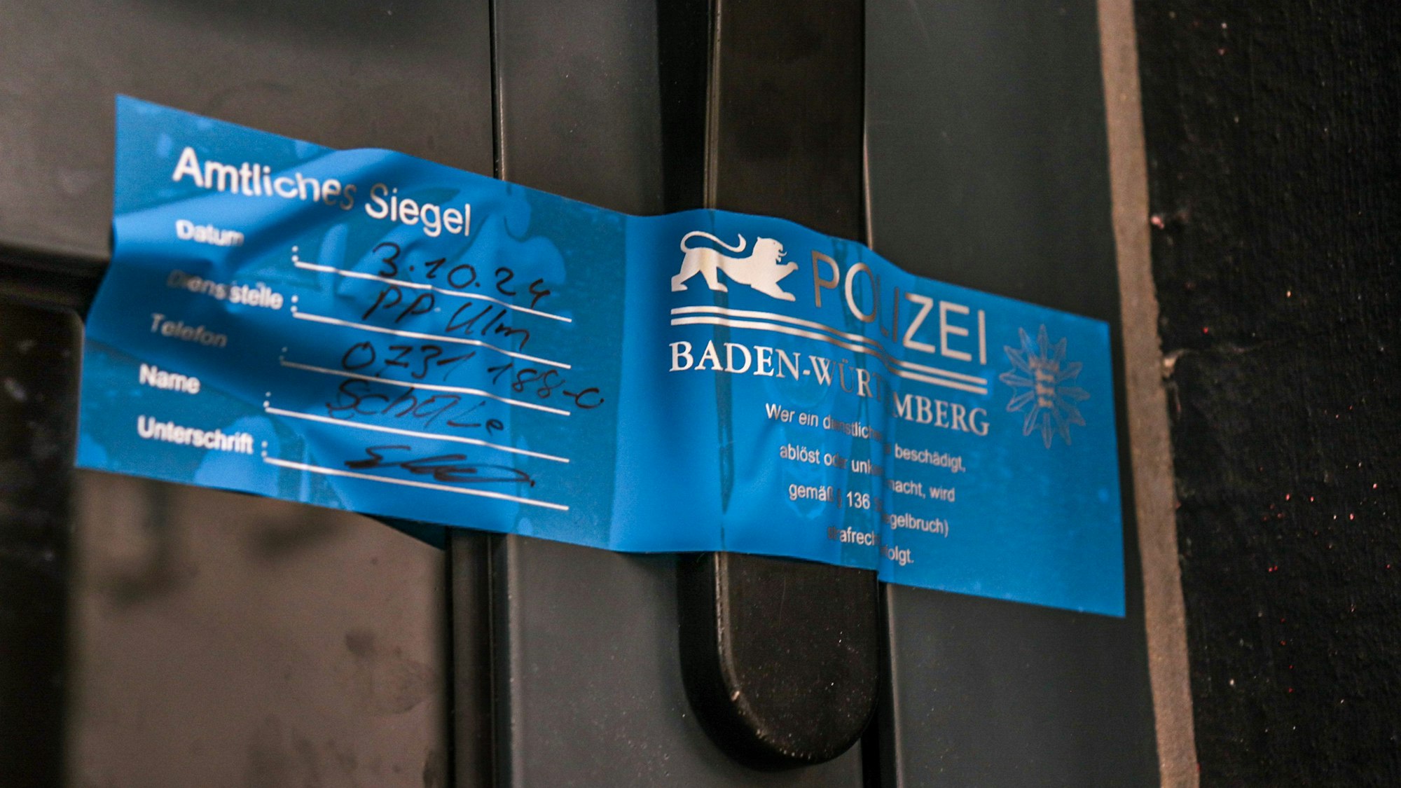 Ein Siegel der Polizei klebt am Eingang zu einer Bar in Göppingen.