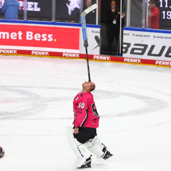 Der neue Haie-Torhüter Julius Hudacek feiert den 2:0-Sieg über Straubing mit einer Showeinlage auf dem Eis.