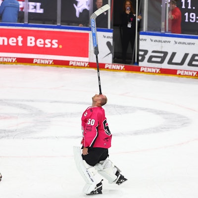 Der neue Haie-Torhüter Julius Hudacek feiert den 2:0-Sieg über Straubing mit einer Showeinlage auf dem Eis.