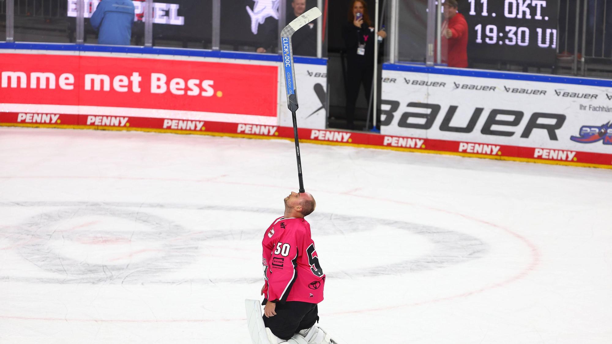 Der neue Haie-Torhüter Julius Hudacek feiert den 2:0-Sieg über Straubing mit einer Showeinlage auf dem Eis.