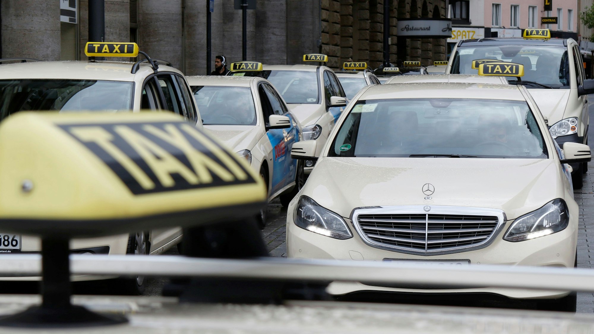 Taxistandsituation vor dem Kölner Hauptbahnhof.
2