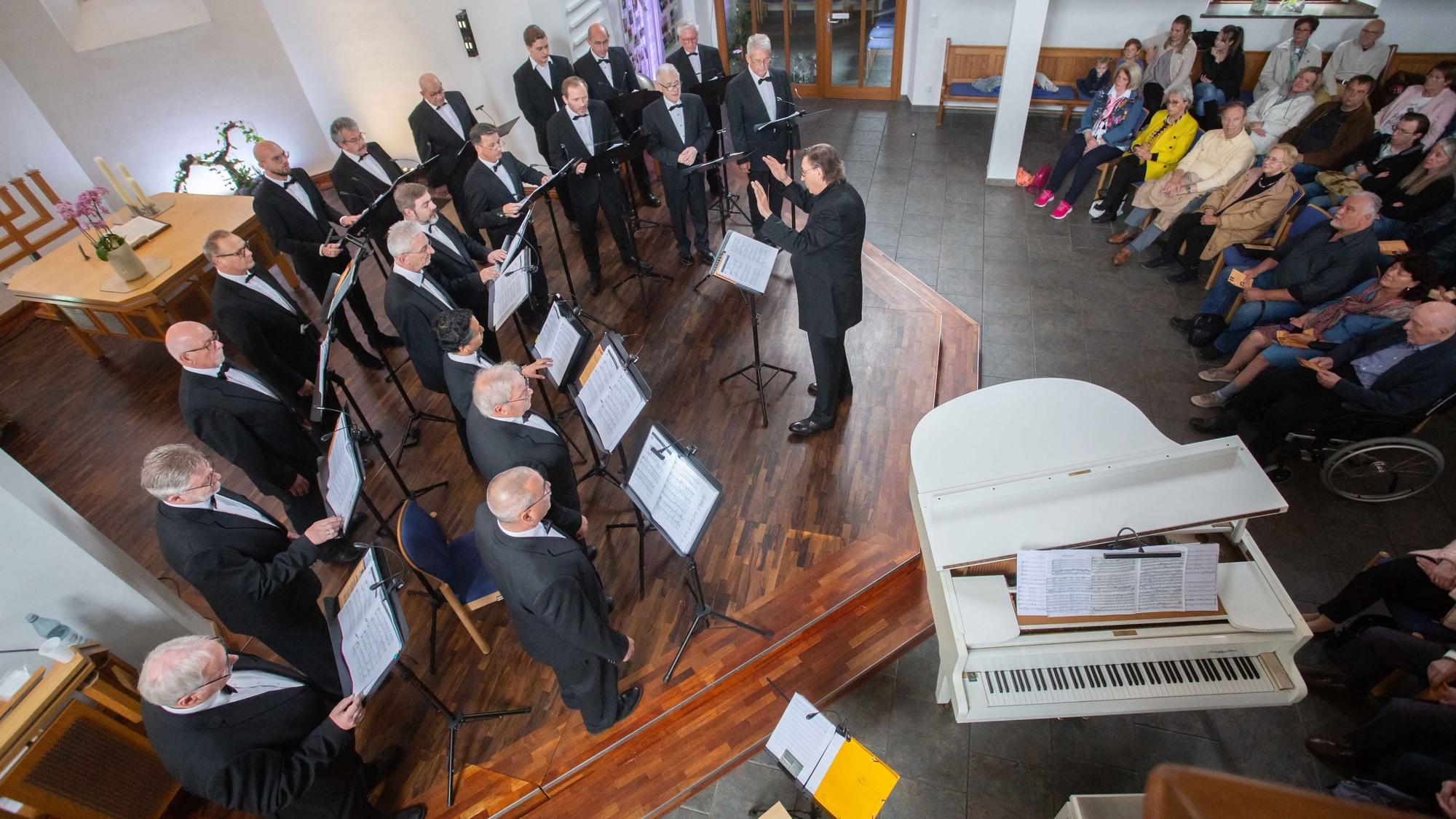 Ein Männerchor beim Auftritt in einer Kirche.