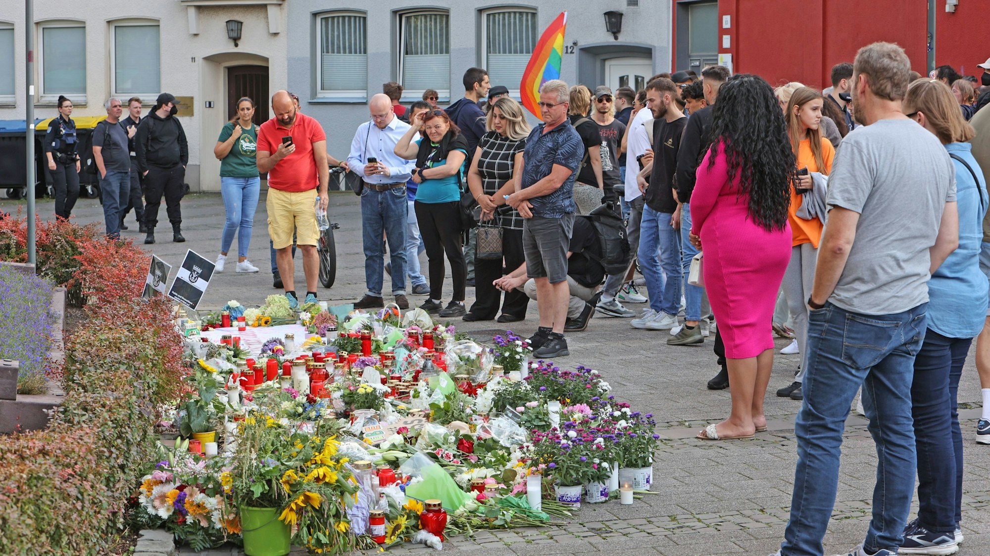 Nach dem Attentat in Solingen legen Menschen in der Nähe des Tatorts Blumen nieder.