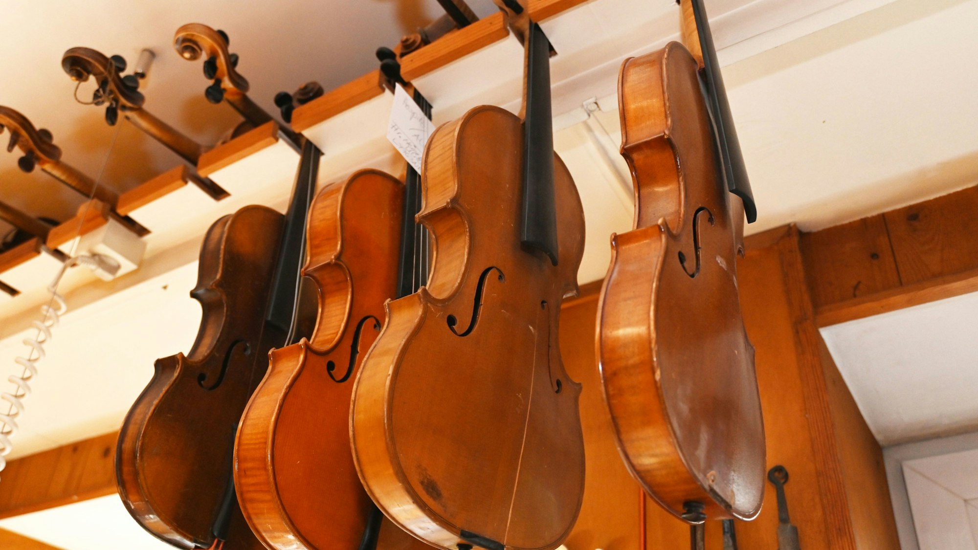 Eine Werkstatt voller Geigen