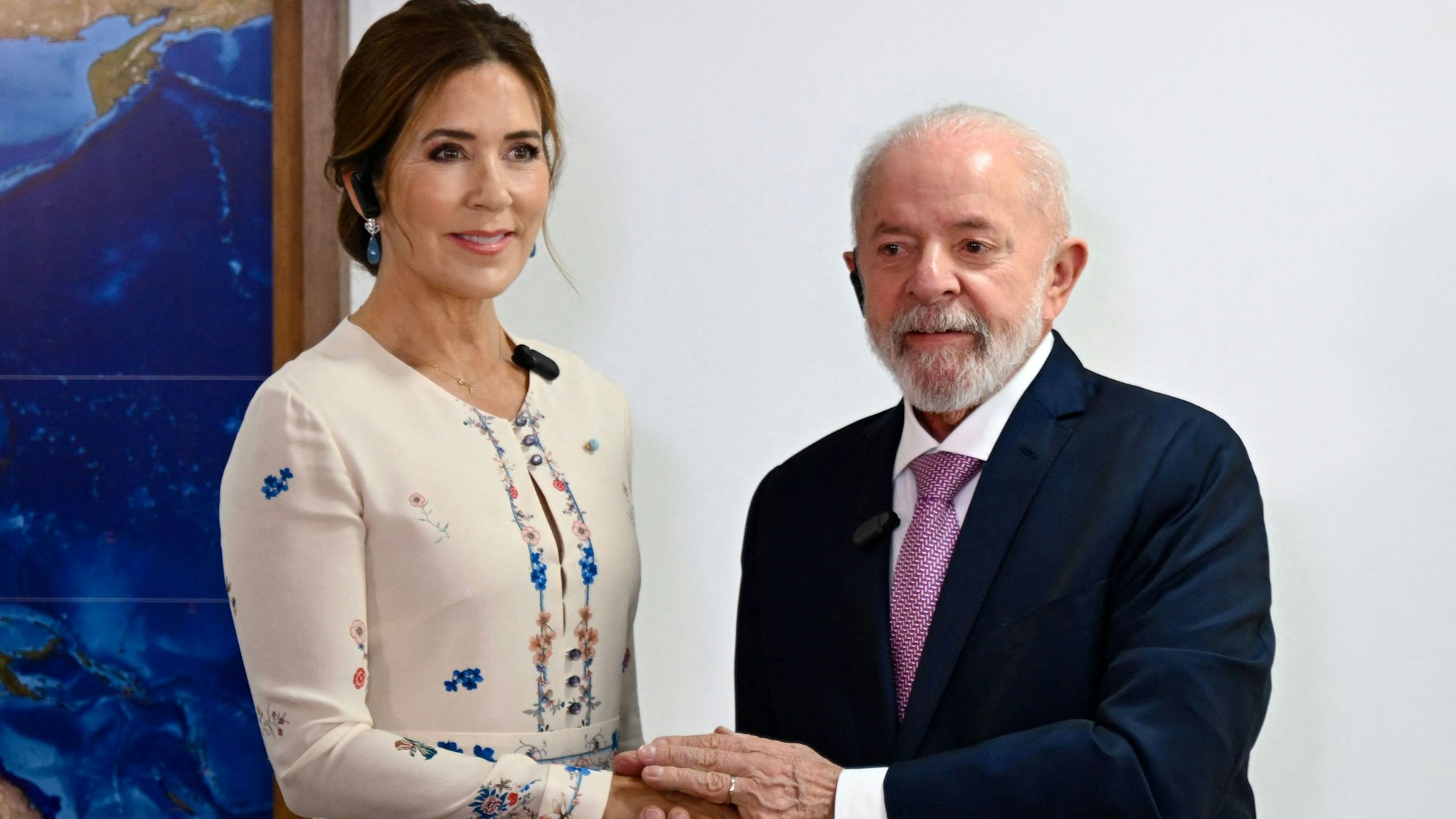 Königin Mary von Dänemark (l) und der brasilianische Präsident Luiz Inácio Lula da Silva beim Händeschütteln während eines Treffens im Planalto-Palast in Brasilia.