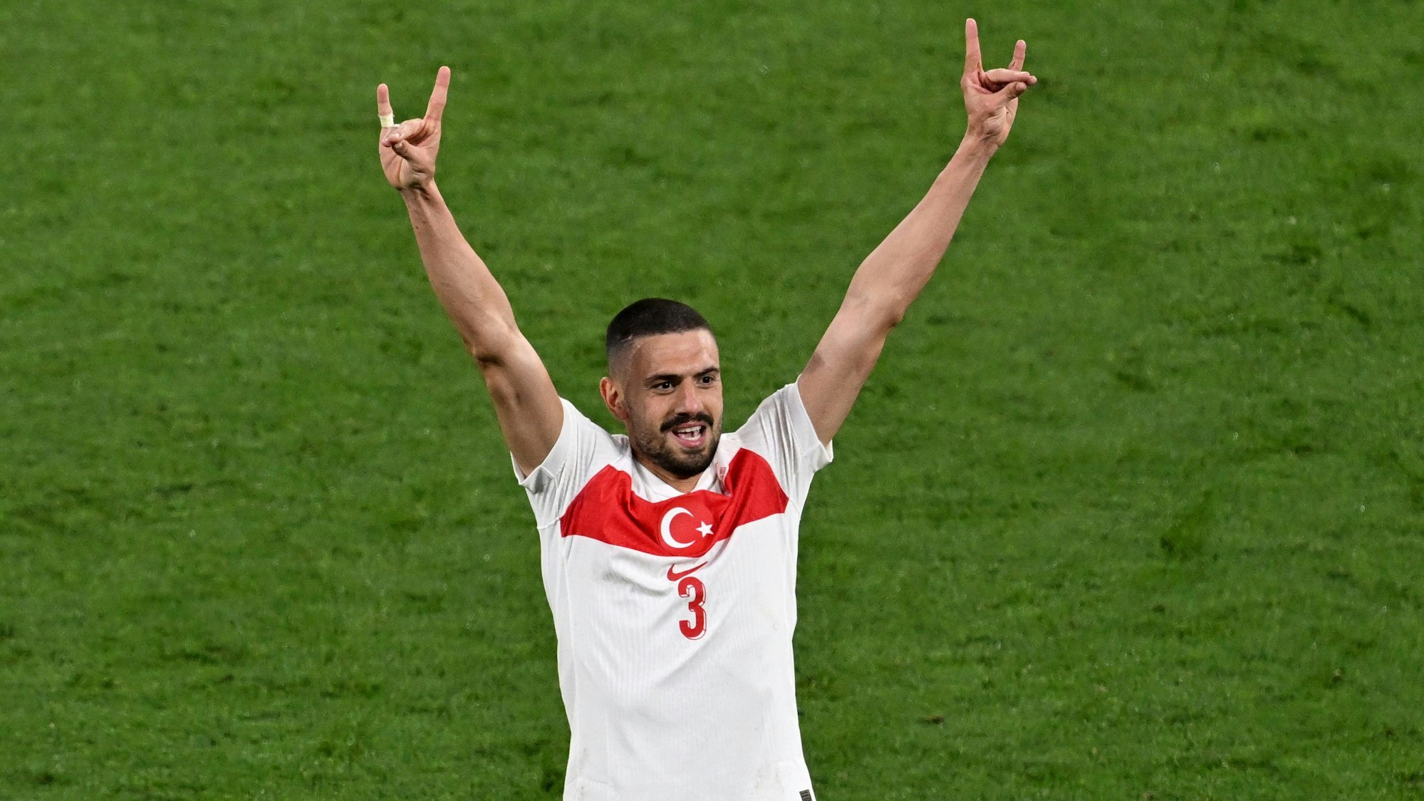Türkei-Profi Merih Demiral jubelte nach seinem zweiten EM-Treffer, indem er den sogenannten Wolfsgruß zeigte. Die anschließende Kritik war groß. Nun widmete ihm eine türkische Stadt eine Statue.