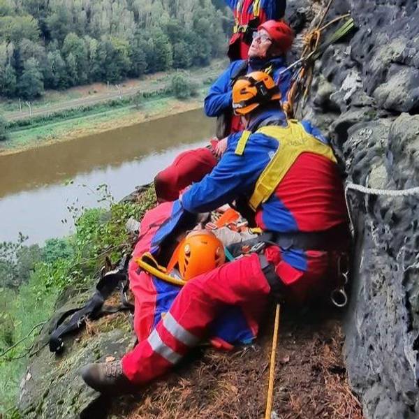 Einsatzkräfte der Bergwacht Sachsen bei der Rettung des Kölners.