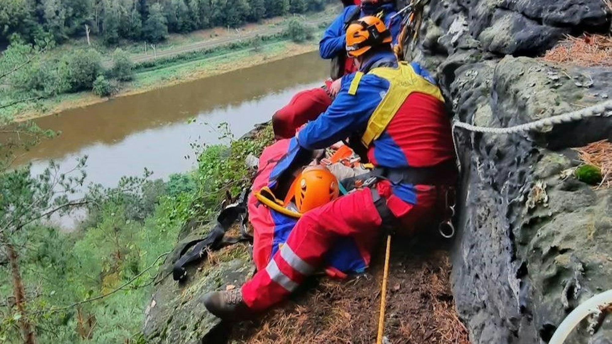 Einsatzkräfte der Bergwacht Sachsen bei der Rettung des Kölners.