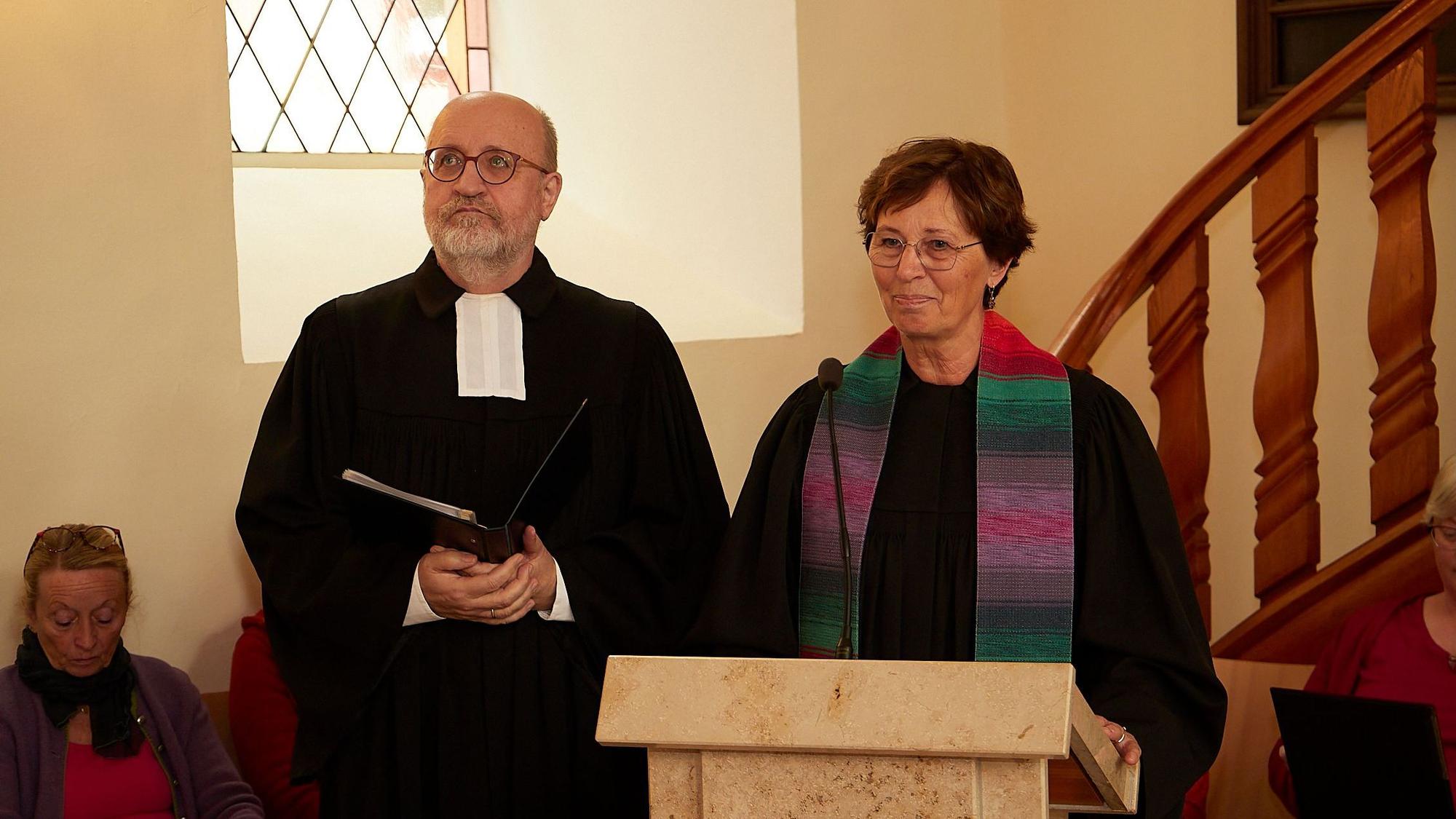Die evangelischen Pfarrer Hans-Peter Bruckhoff und Heike Hirt halten bei ihrem Abschied gemeinsam ihre letzte Predigt.