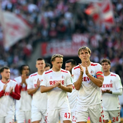Kölns Mannschaft feiert den 2:0-Sieg über Ulm mit den Fans.