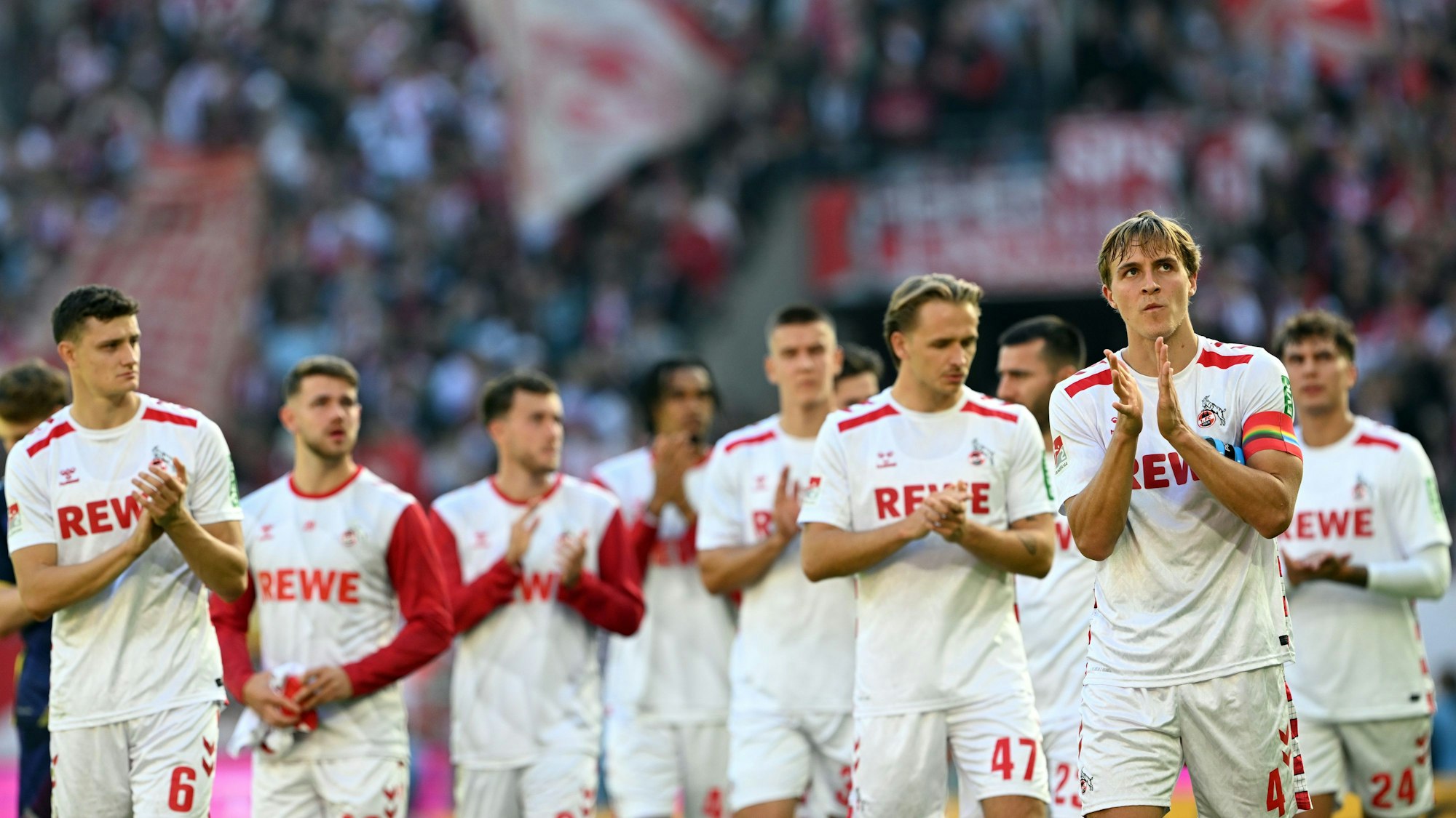 Kölns Mannschaft feiert den 2:0-Sieg über Ulm mit den Fans.
