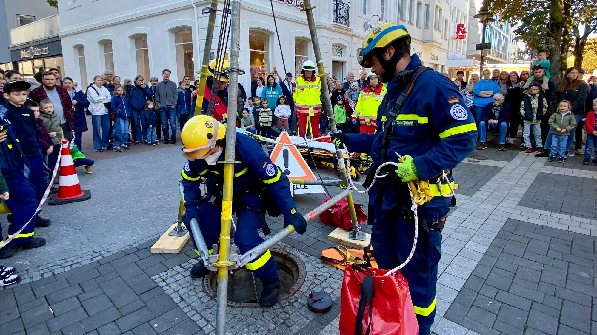 Zu sehen sind Rettungskräfte bei einer Übung an einem Abwasserkanal.