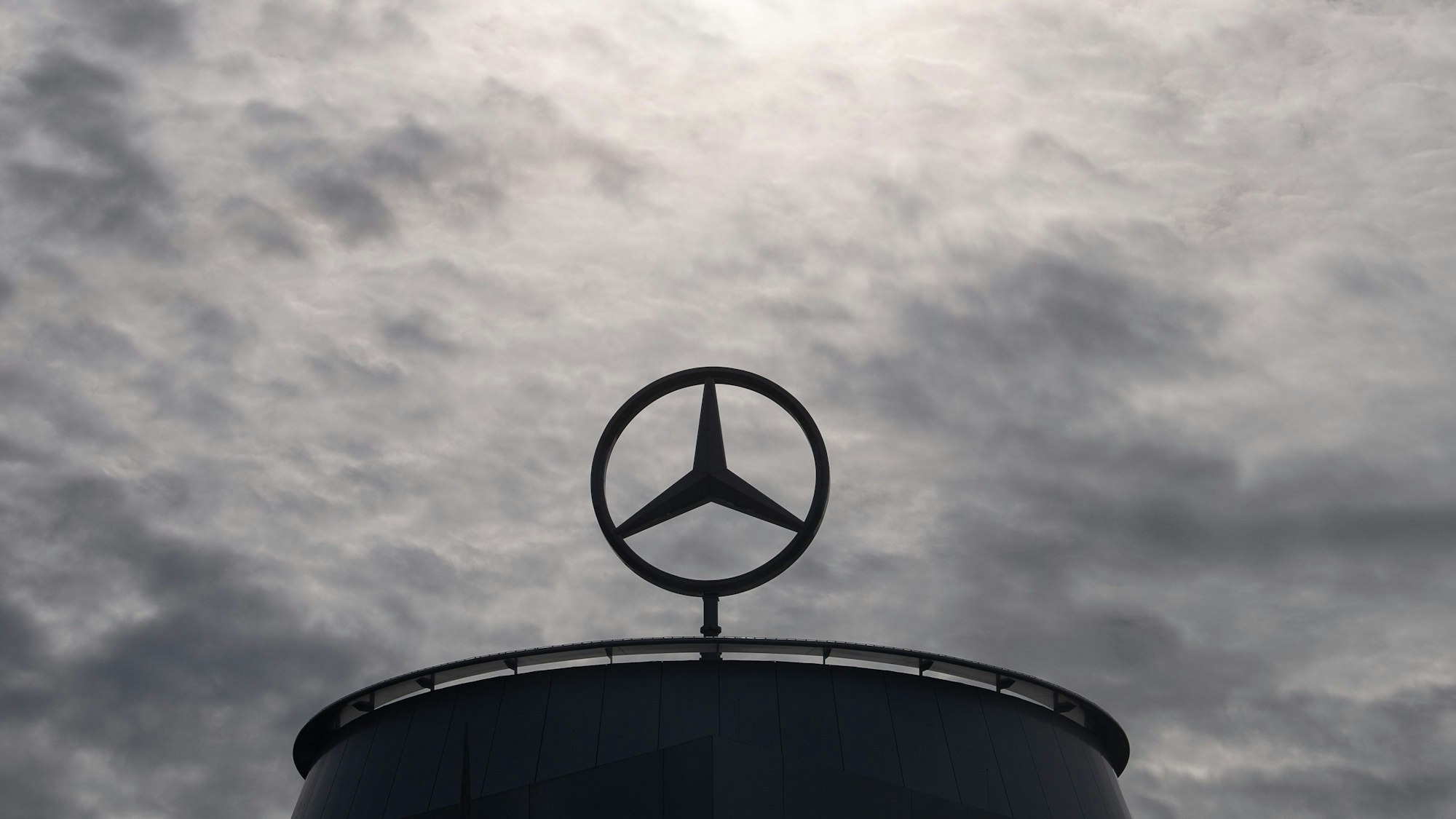ARCHIV - 16.02.2021, Baden-Württemberg, Stuttgart: Ein Mercedes-Stern, das Logo der Marke Mercedes-Benz, steht auf einem Showroom. (Zu dpa-Bericht: «Massenrückruf bei Mercedes- Annähernd eine Million Autos betroffen») Foto: Sebastian Gollnow/dpa +++ dpa-Bildfunk +++