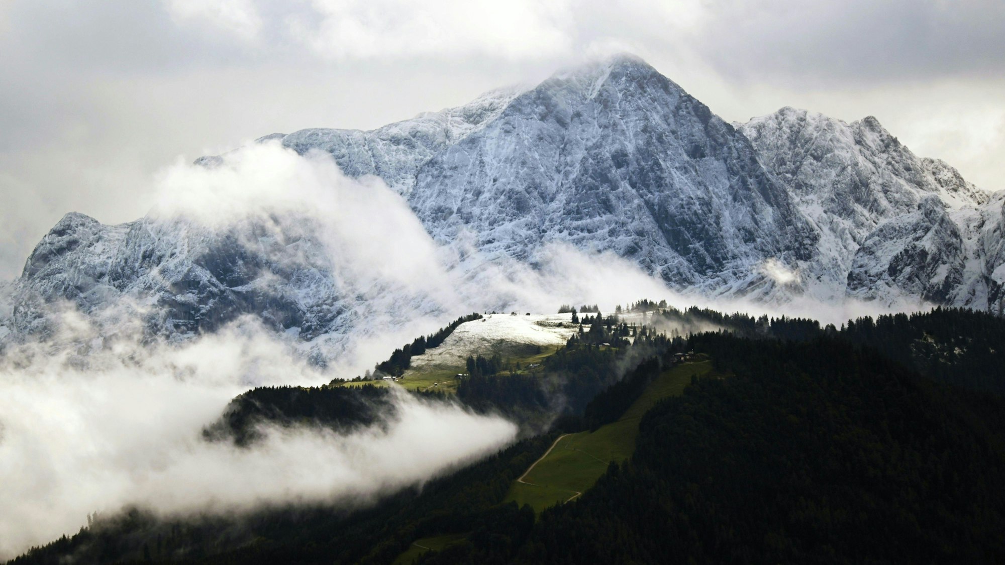 Herbstliche Stimmung mit erstem Schnee und Nebelschwaden im Skigebiet des Zinken (vorne) und dem Hohen Göll im Salzburger Land in Österreich.