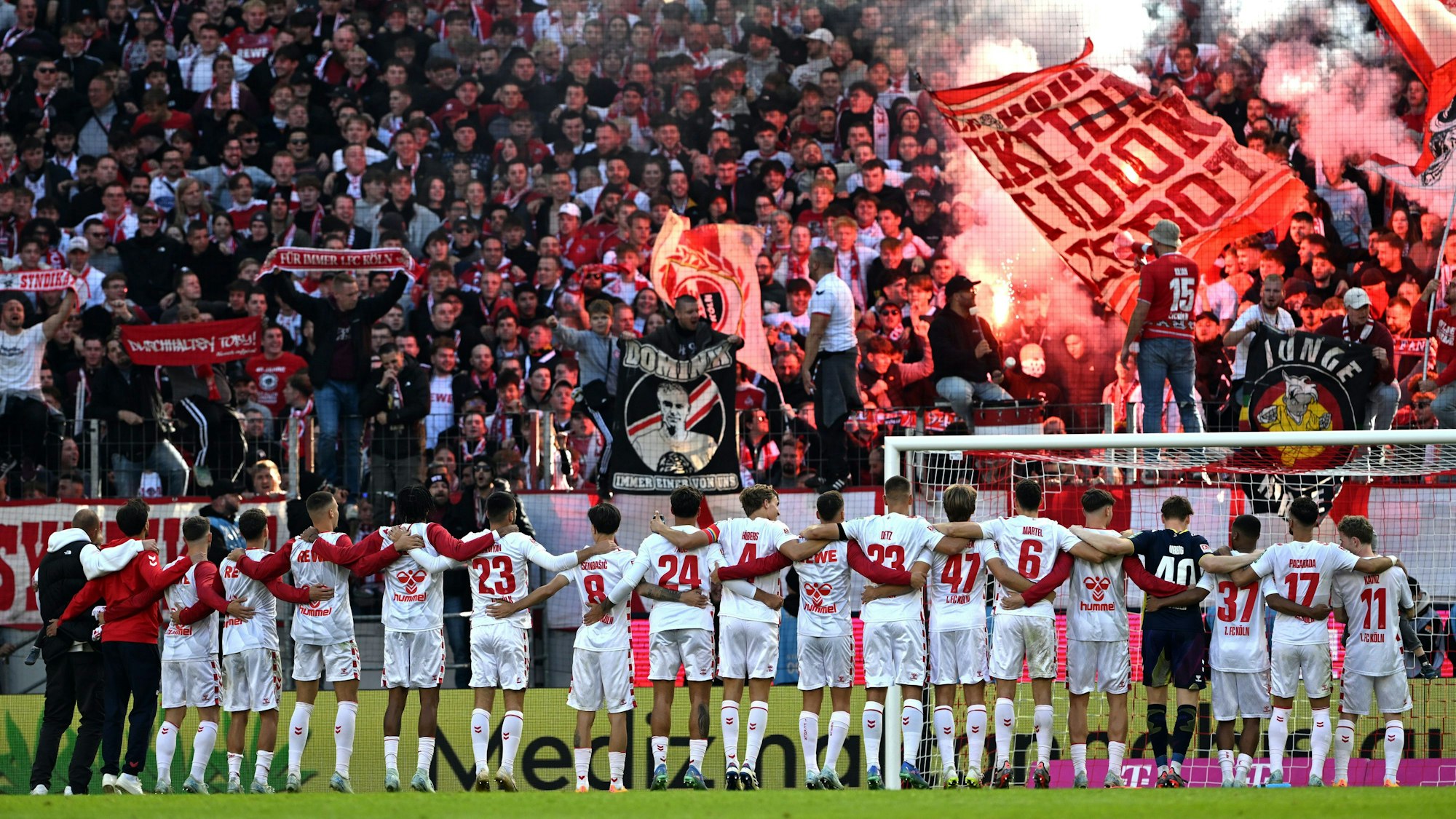 Kölns Mannschaft feiert den 2:0-Sieg über Ulm mit den Fans.