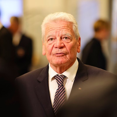 Altbundespräsident Joachim Gauck spricht während eines Interviews in Kiel.