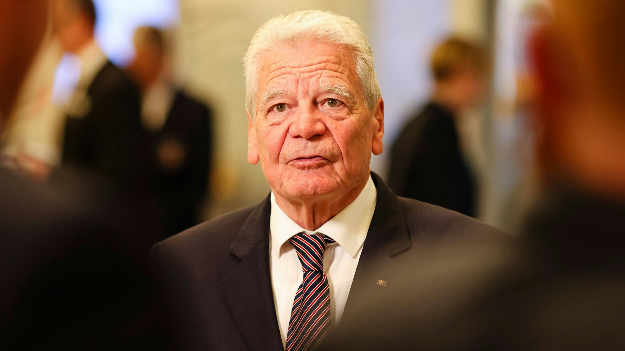 Altbundespräsident Joachim Gauck spricht während eines Interviews in Kiel.