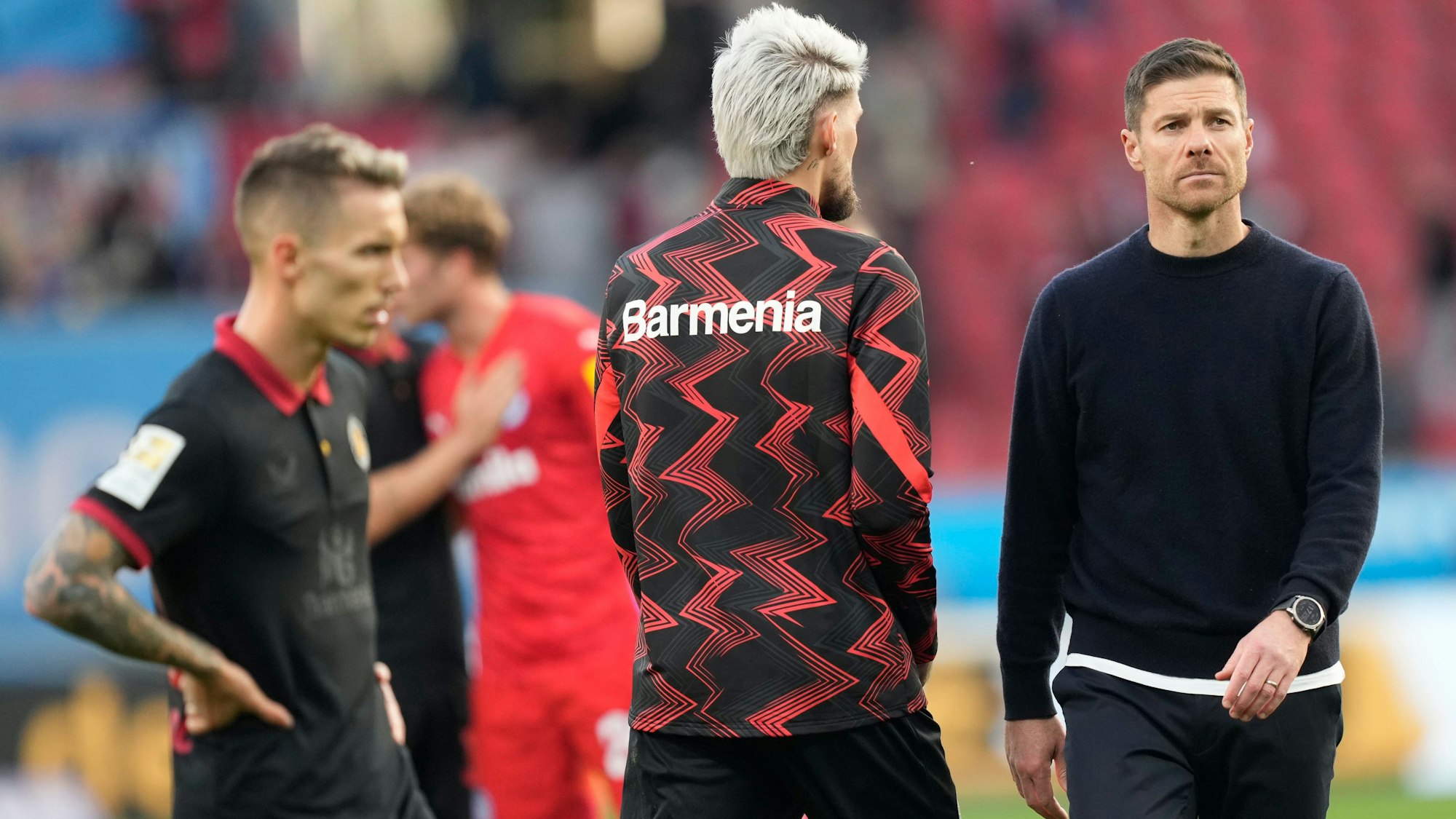 Leverkusens Trainer Xabi Alonso (r) mit Robert Andrich und Alejandro Grimaldo nach dem Spiel gegen Kiel.