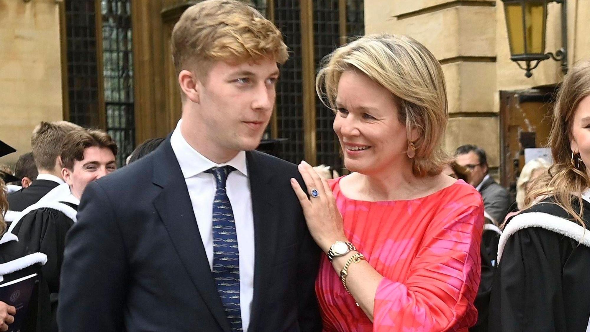 Prinz Emmanuel wird von seiner Mutter Königin Mathilde umarmt.