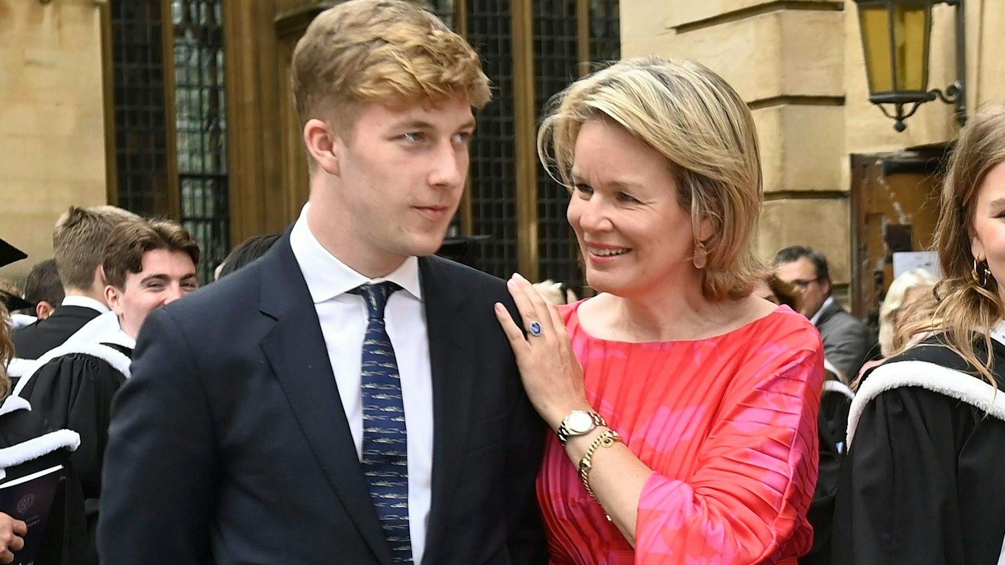 Prinz Emmanuel wird von seiner Mutter Königin Mathilde umarmt.