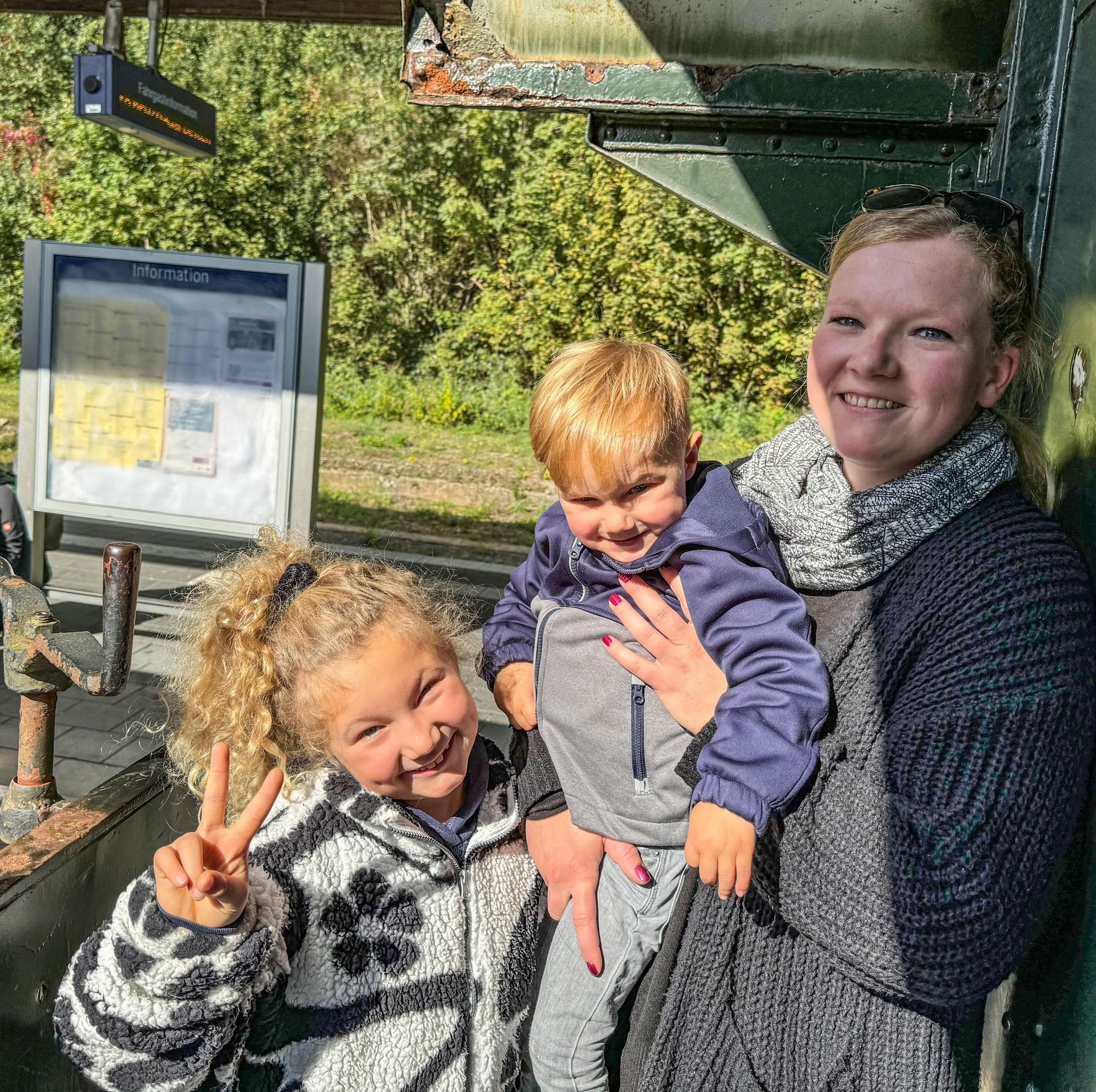 Am letzten Fahrtag des Dampfzugs Bergischer Löwe ist auch diese Familie aus Wenden in Westfalen an Bord. Ein Heimatbesuch, denn die 33-Jährige stammt aus Bergneustadt