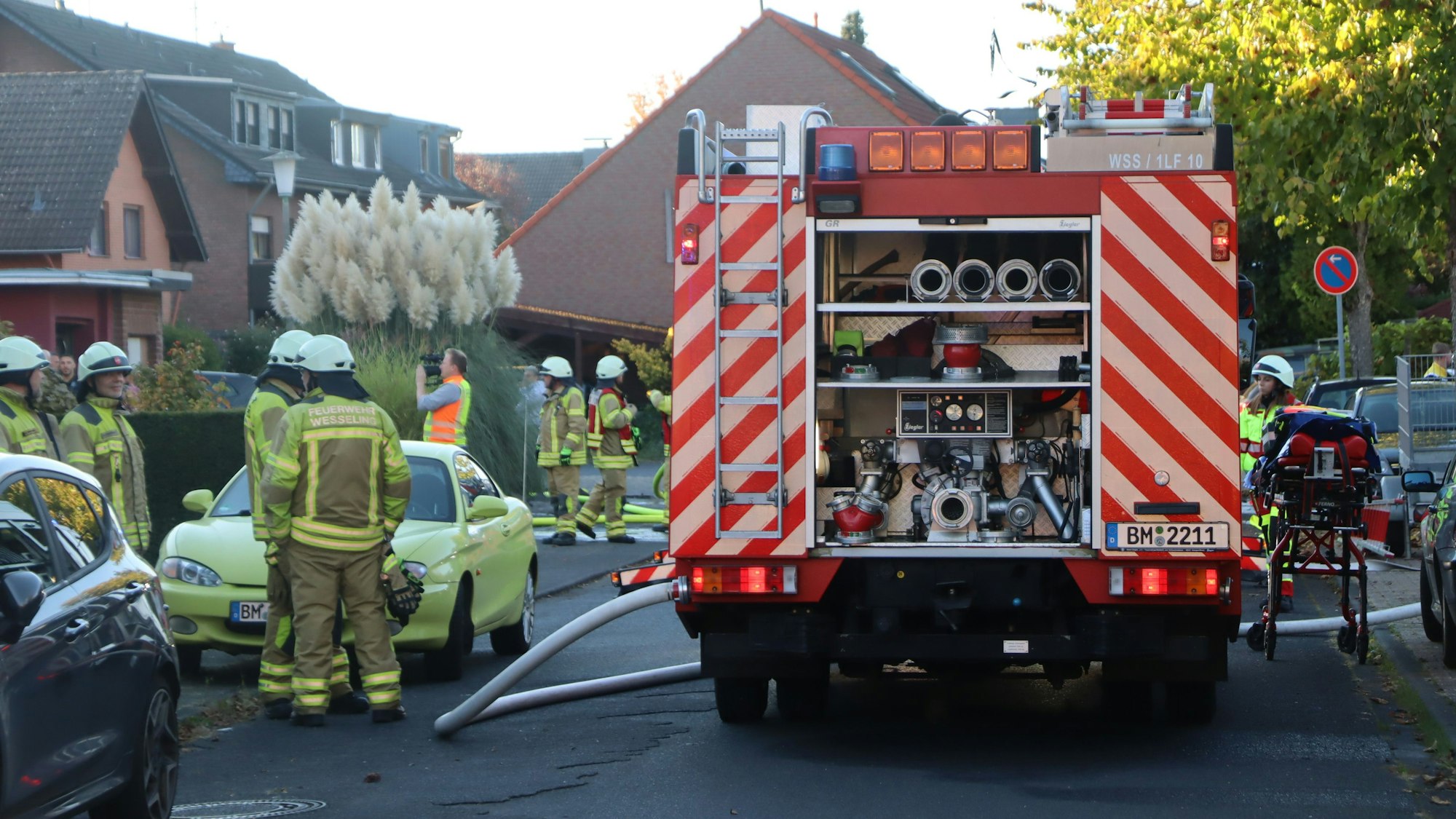 Die Feuerwehr löschte den Brand von zwei Seiten und in schwerem Atemschutz.