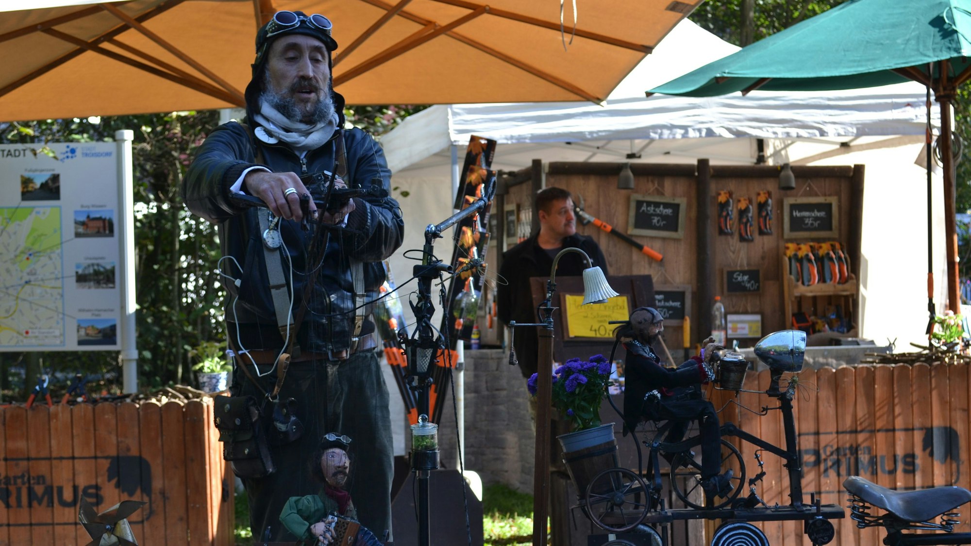 Auf dem Herbstfest rund um Burg Wissem fand Marionetten-Spieler Sergio viel Aufmerksamkeit.