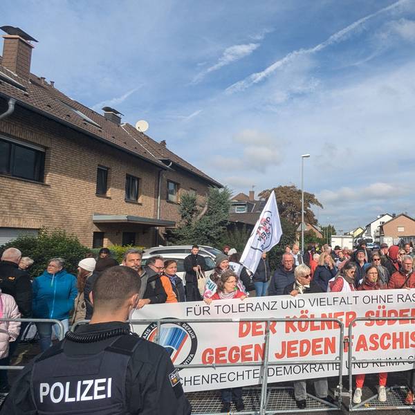 Rund 120 Kölner versammelten sich zur Gegendemonstration gegen den Afd-Parteitag in einer Kölner Schule.