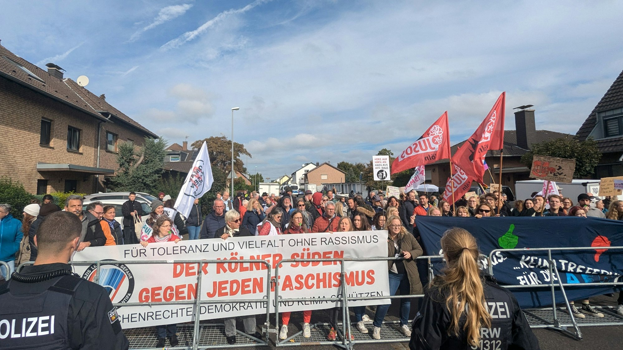 Gegendemonstration gegen den Afd-Parteitag in einer Kölner Schule.