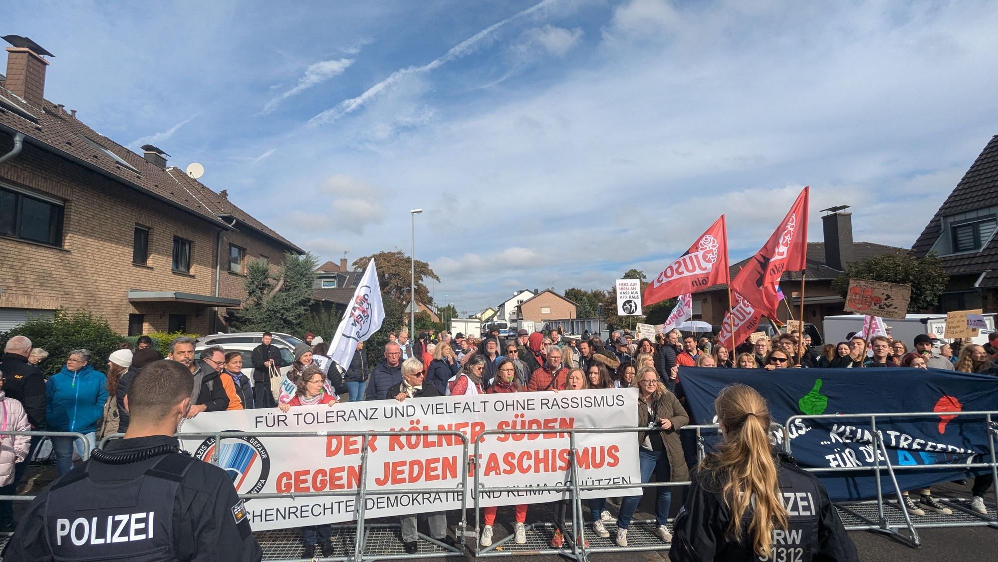 Immer wieder demonstrieren Kölner Initiativen gegen Parteitage der AfD in Schulen, so wie voriges Jahr auch in Godorf.