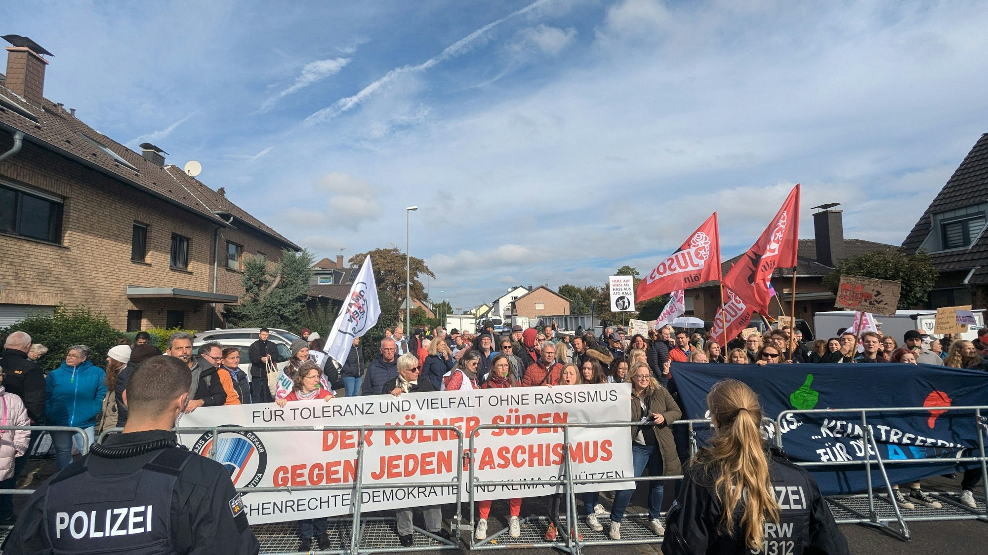 Rund 120 Kölner versammelten sich zur Gegendemonstration gegen den Afd-Parteitag in einer Kölner Schule.