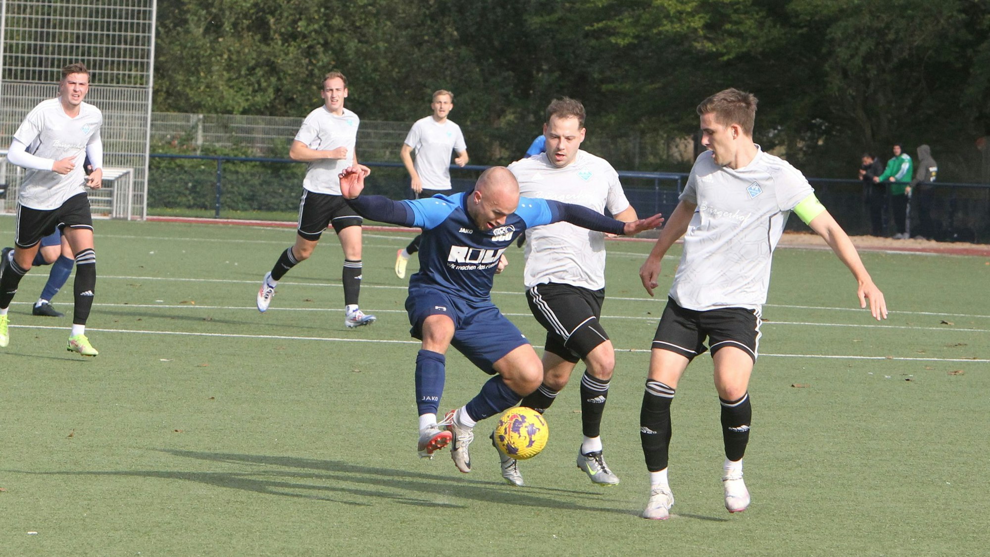 Markus Stein (von links) vom SC Uckerath im Duell mit den Hangelarern Lennard Bär und Justus Heinen.