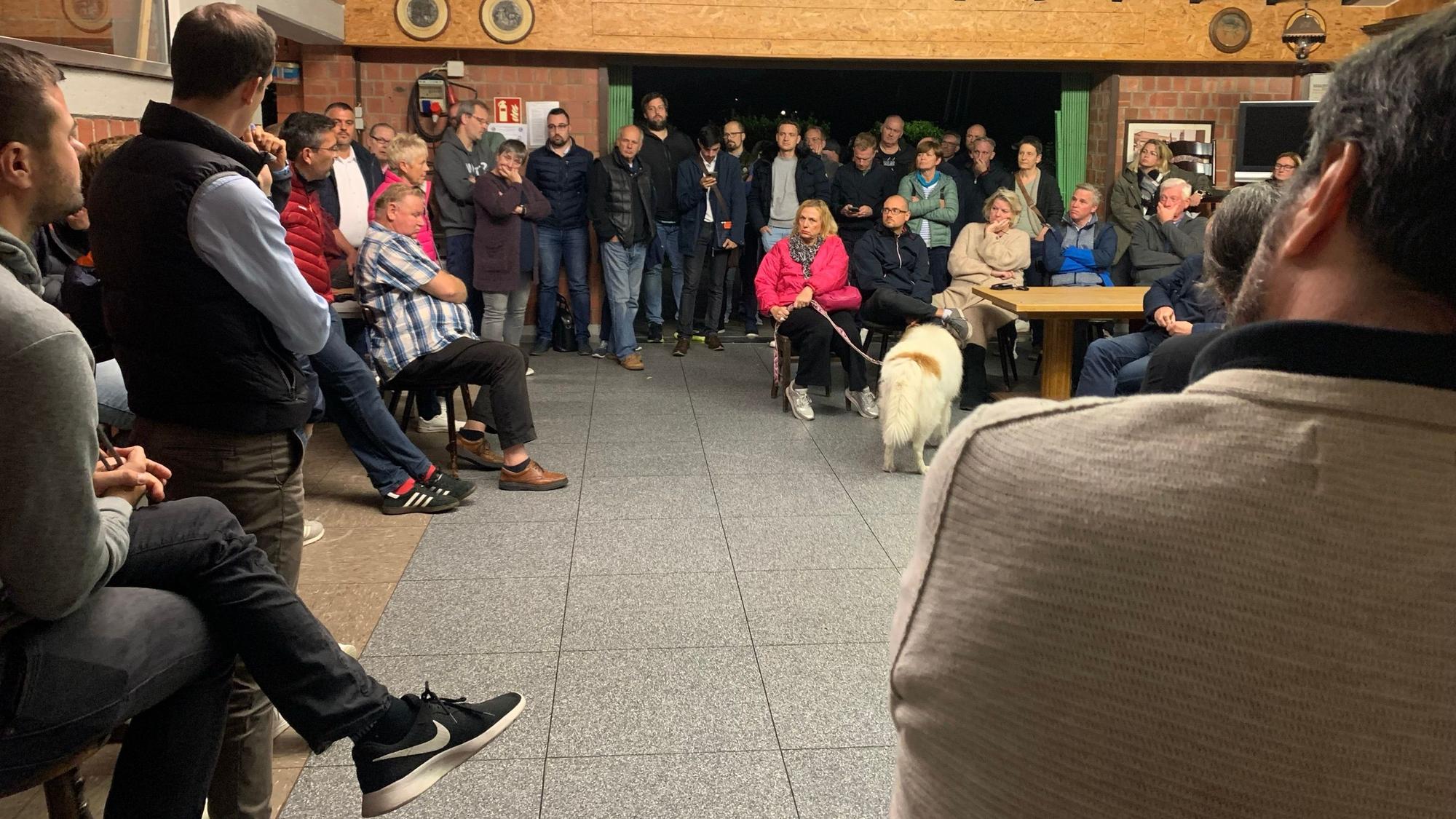 Bürger versammelten sich Anfang Oktober in Frechen-Königsdorf und diskutierten über die geplante Zentrale Unterbringungseinrichtung.