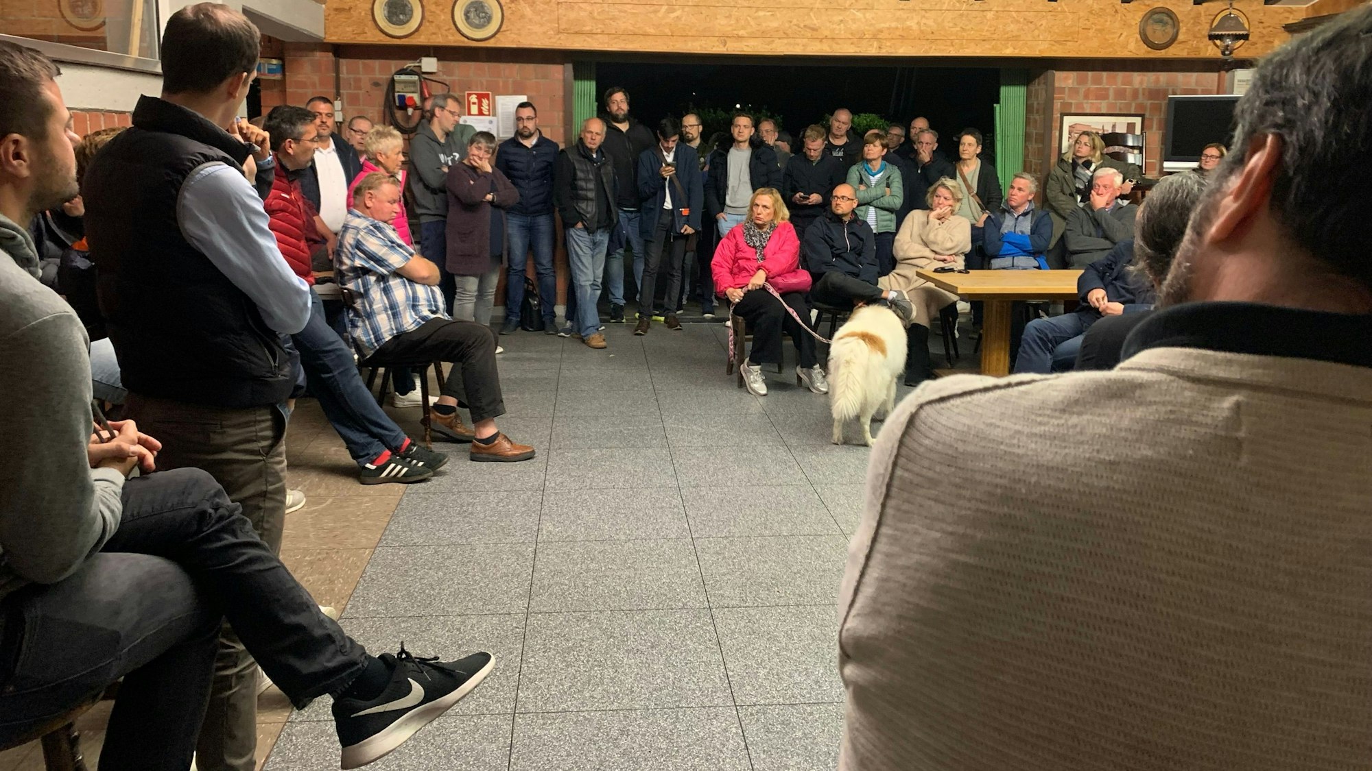 Bürger versammelten sich Anfang Oktober in Frechen-Königsdorf und diskutierten über die geplante Zentrale Unterbringungseinrichtung.
