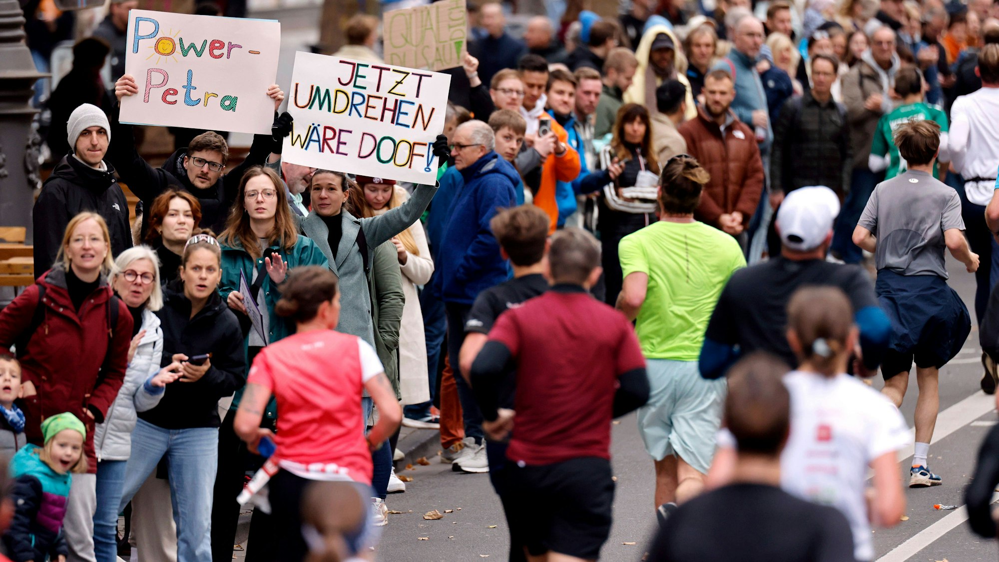 Teilnehmer beim 26. Generali Köln Marathon 2024 laufen über die Kölner Innenstadt. Zahlreiche Zuschauer feuern die Läufer mit selbstgebastelten Plakaten an. Themenbild, Symbolbild Köln, 06.10.2024 NRW Deutschland *** Participants in the 26 Generali Cologne Marathon 2024 run through Cologne city center Numerous spectators cheer on the runners with homemade posters Themed picture, symbolic picture Cologne, 06 10 2024 NRW Germany Copyright: xChristophxHardtx