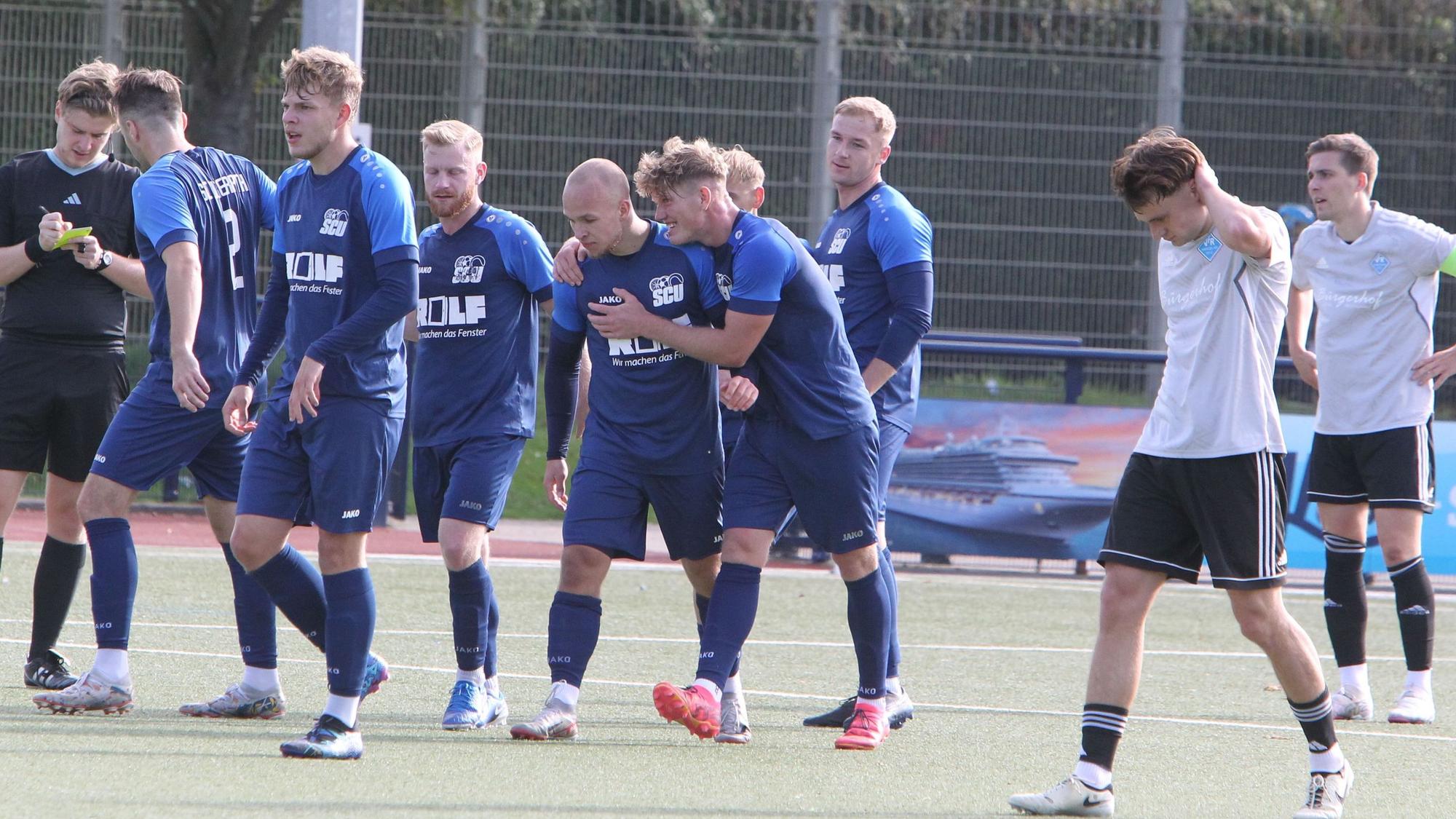 Markus Stein hat soeben die Uckerather 1:0-Führung erzielt und jubelt mit seinen Mitspielern.