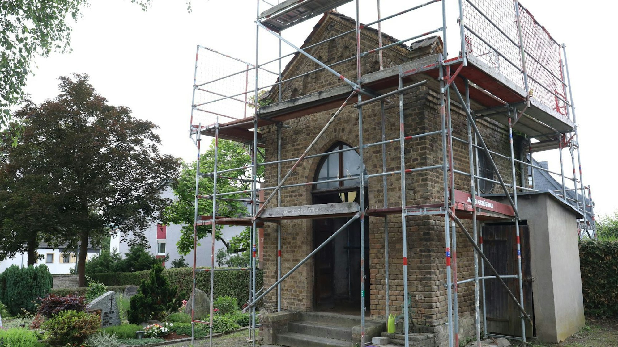 Ein kleines Backsteingebäude ist eingerüstet.
